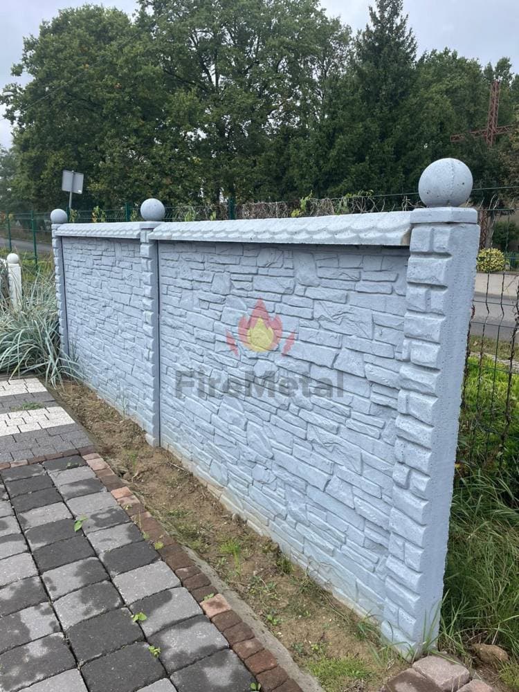 Betonzaun mit moderner Oberfläche